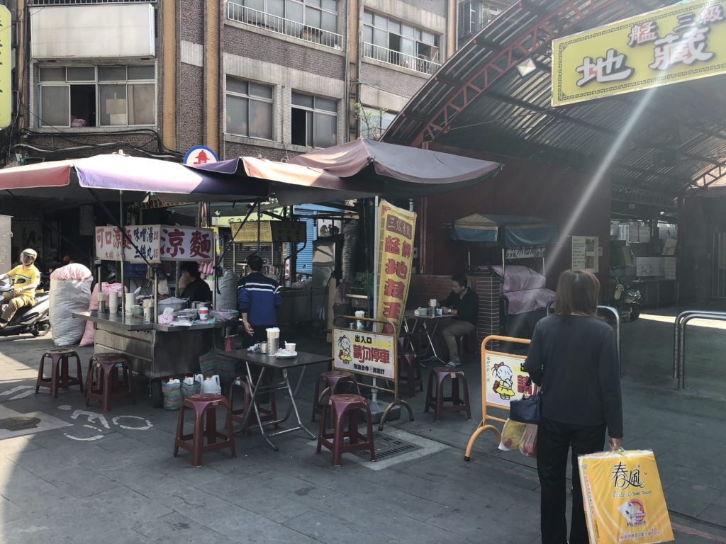 凱達大飯店（シーザーメトロホテル）と周辺のグルメ